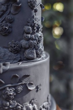 Geleneksel Meksika boyalı fayanslı siyah düğün pastası.