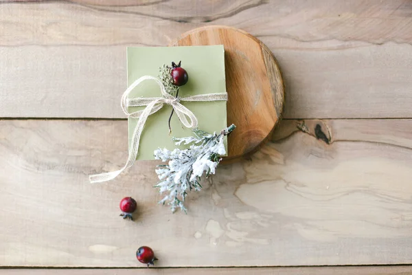 Klein groen cadeautje met rustiek decor — Stockfoto