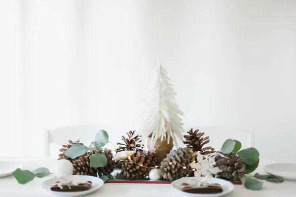 Wintertafel decoratie met mini kerstboom, dennenappels en — Stockfoto