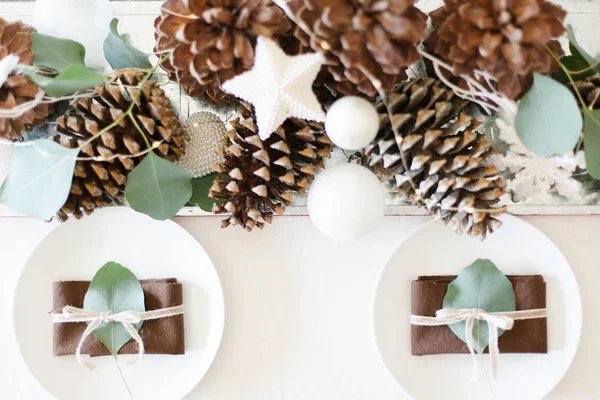 Ensemble de table de Noël avec cônes de pin, ornements blancs et rus — Photo