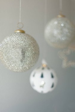 Beyaz arka planda asılı birkaç Noel süsü