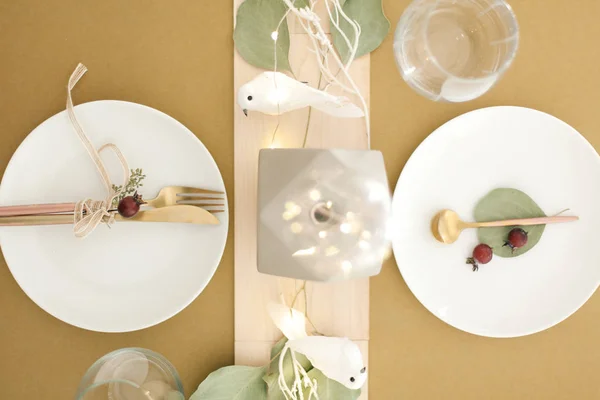 Branco, verde e dourado decoração de mesa de Natal — Fotografia de Stock