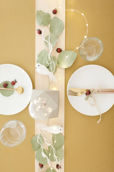 Branco, verde e dourado decoração de mesa de Natal — Fotografia de Stock