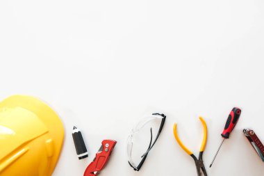 Beyaz arkaplanda kopyalama alanı olan inşaat işçisi ve sanayi arka planı