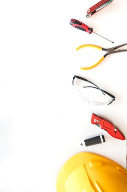 Beyaz arkaplanda kopyalama alanı olan inşaat işçisi ve sanayi arka planı