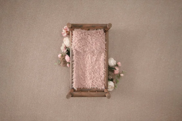Yeni doğan fotoğraf dijital arka plan. Pembe kürklü ve çiçekli ahşap yatak. Yeni doğan kız fotoğraf arkaplanı.