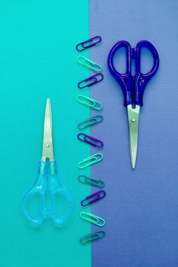 Yeşil ve sarı makas düz, yeşil ve sarı arkaplanda ataç ile yatıyordu. Kopya alanı ile okula geri dön. Yeşil ve sarı sabit.