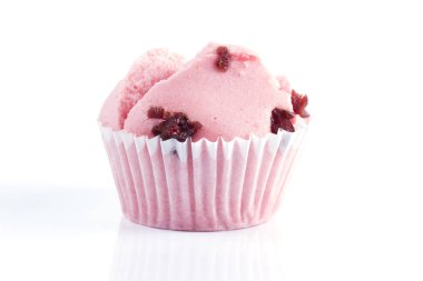 Beyaz arka plan üzerinde çeşitli çilek meyve yumuşak kek