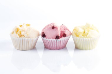 Beyaz arka plan üzerinde çeşitli meyve yumuşak kek