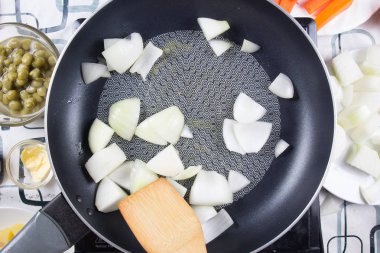 Kaydırmak için soğan koyarak / stewd kavramı pişirme Şef