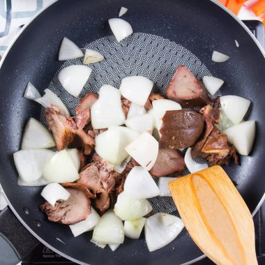 Şef heyecan fry pişirme / stewd kavramı yemek için domuz eti dilim dilim
