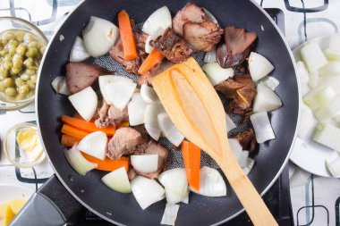 Şef heyecan fry pişirme / stewd kavramı yemek için domuz eti dilim dilim