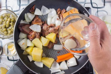 Çorba pişirme / stewd kavramı yemek için dökme Şef