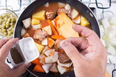 Pişirme / stewd kavramı yemek için tuz koyarak Şef