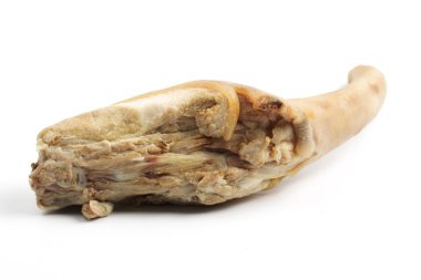 çiğ domuz kuyruğu beyaz zemin üzerine