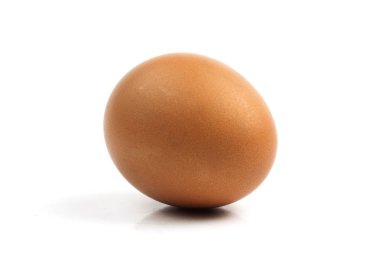 Beyaz arka plan üzerinde kahverengi tavuk yumurta