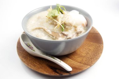 Beyaz arka plan üzerinde seramik kase yulaf lapası pirinç