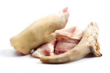 ham bacak, kuyruk ve beyaz arka plan üzerinde çizgili domuz eti
