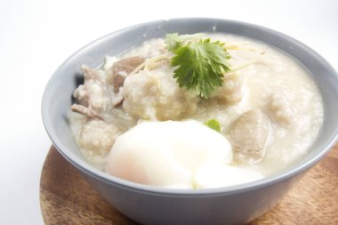 Beyaz arka plan üzerinde seramik kase yulaf lapası pirinç