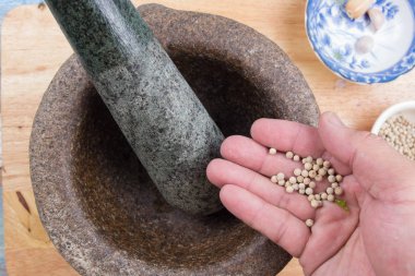 Harç için biber koyarak / tatlı kahverengi Komposto domuz eti sos (Moo Pa-lo) kavramı pişirme Şef