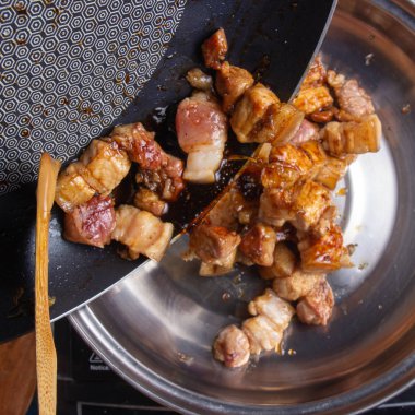 Şef koyarak pota çizgili domuz eti pişmiş / yemek tatlı kahverengi Komposto domuz eti sos (Moo Pa-lo) kavramı