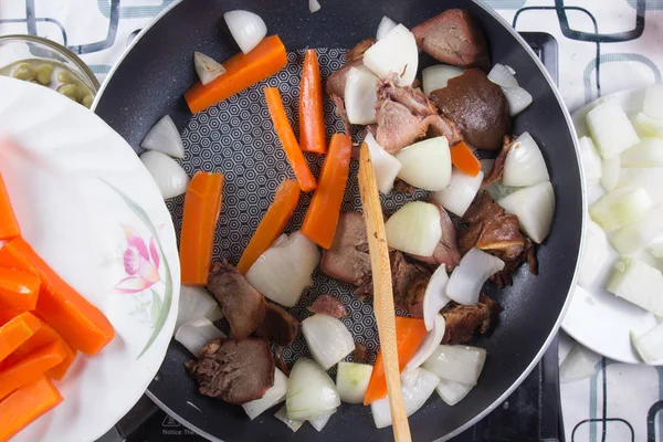Chef Poner Rebanada Zanahoria Para Cocinar Cocinar Concepto Estofado — Foto de Stock