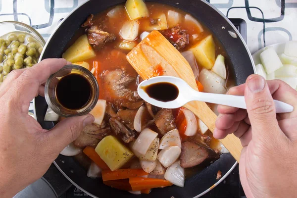 Chef Poniendo Salsa Condimento Para Cocinar Cocinar Concepto Guiso — Foto de Stock