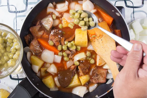 Chef Mettendo Piselli Cucinare Cucinare Concetto Stufato — Foto Stock