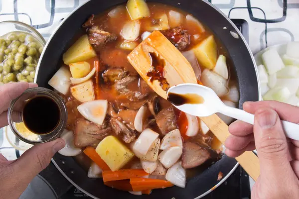 Chef Poniendo Salsa Condimento Para Cocinar Cocinar Concepto Guiso — Foto de Stock