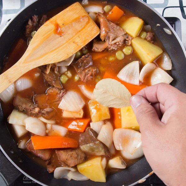 Chef Poniendo Hojas Laurel Para Cocinar Cocinar Concepto Guiso — Foto de Stock