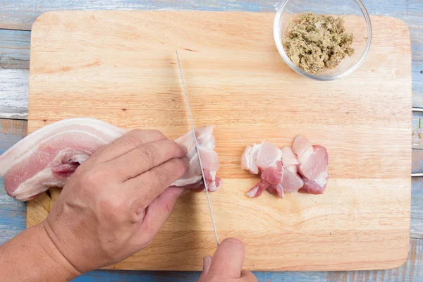 Chef Cortando Cerdo Rayado Antes Cocinar Cocinar Salsa Cerdo Estofada —  Fotos de Stock