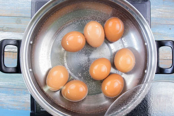 Tencerede Haşlanmış Yumurta Pişirme Tatlı Kahverengi Komposto Domuz Eti Sos — Stok fotoğraf