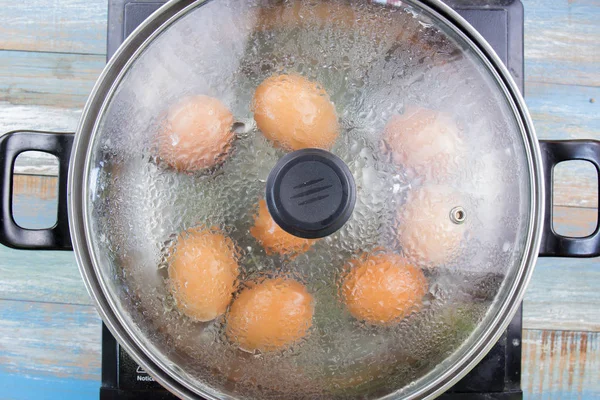 Chef Cocinando Huevos Cocidos Olla Cocinar Salsa Cerdo Estofada Marrón —  Fotos de Stock