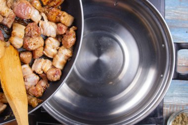 Şef koyarak pota çizgili domuz eti pişmiş / yemek tatlı kahverengi Komposto domuz eti sos (Moo Pa-lo) kavramı