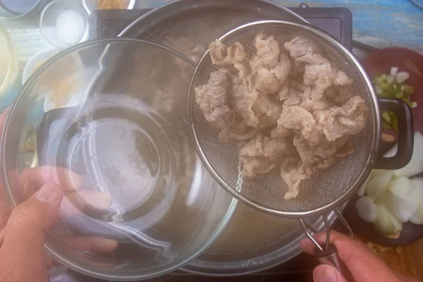 Şef haşlanma sığır eti için sıcak su ile Gyudon kavramı yemek pişirme / Japonca gıda