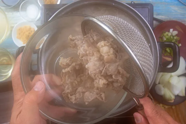Şef haşlanma sığır eti için sıcak su ile Gyudon kavramı yemek pişirme / Japonca gıda