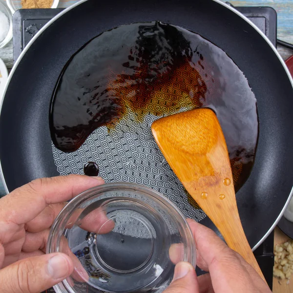 Şef poring mirin için kaydırmak için Gyudon kavramı yemek pişirme / Japonca gıda