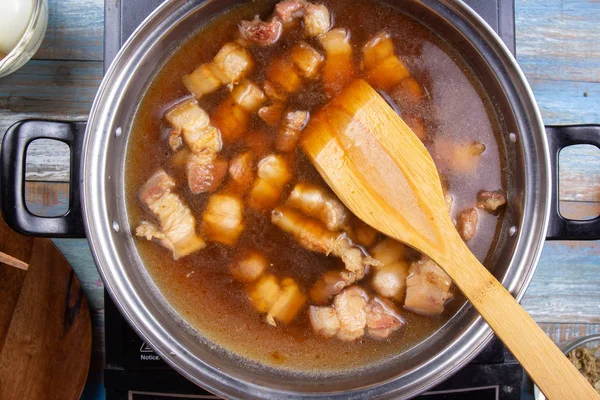 Şef koyarak pota çizgili domuz eti pişmiş / yemek tatlı kahverengi Komposto domuz eti sos (Moo Pa-lo) kavramı