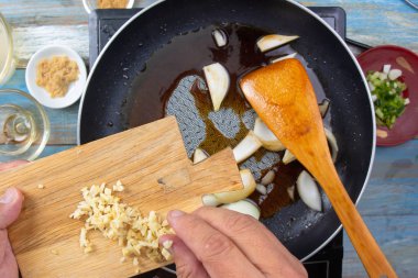 Şef koymak kaydırmak için kıyma zencefil / Japon yemek pişirme Gyudon kavramı