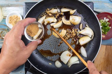 Aşçı pirinç ile sığır eti yemek için dashi toz koymak / Japon yemek pişirme Gyudon kavramı