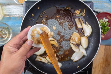 Aşçı pirinç ile sığır eti yemek için dashi toz koymak / Japon yemek pişirme Gyudon kavramı