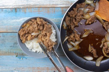 Şef pilav ile servis pişmiş biftek hazırlamak / Japon yemek pişirme Gyudon kavramı