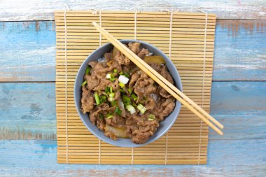 Kase pirinç ile sığır eti pişmiş / Japon yemek pişirme Gyudon kavramı