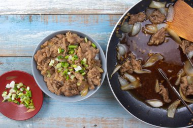 aşçı pirinç pişmiş sığır eti dilim soğan koymak / Japon yemek pişirme Gyudon kavramı