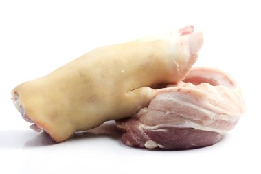 ham bacak ve beyaz arka plan üzerinde çizgili domuz eti