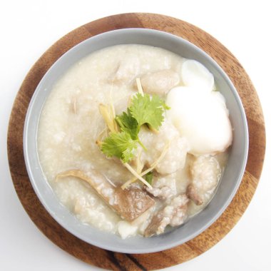 Beyaz arka plan üzerinde seramik kase yulaf lapası pirinç