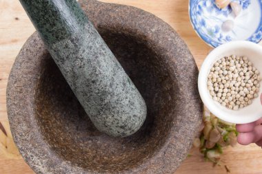 Harç için biber koyarak / tatlı kahverengi Komposto domuz eti sos (Moo Pa-lo) kavramı pişirme Şef