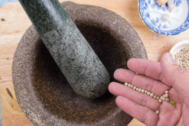 Harç için biber koyarak / tatlı kahverengi Komposto domuz eti sos (Moo Pa-lo) kavramı pişirme Şef