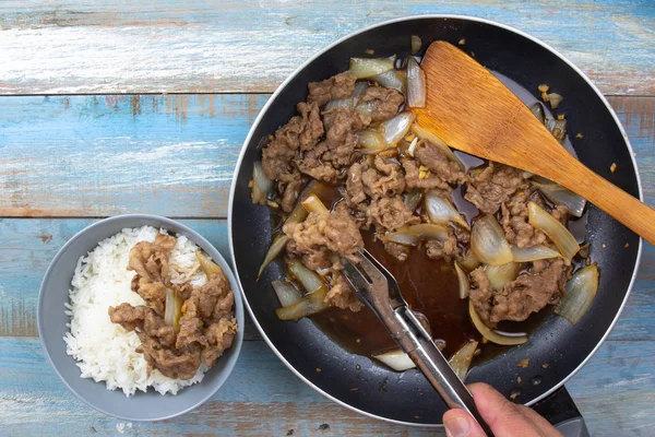 Şef pilav ile servis pişmiş biftek hazırlamak / Japon yemek pişirme Gyudon kavramı