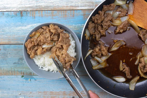 Şef pilav ile servis pişmiş biftek hazırlamak / Japon yemek pişirme Gyudon kavramı